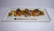 Mignon de porc farci à la tomme au foin et sauge, poêlée de champignons du moment aux éclats de noisettes torréfiées, billes de carottes glacées à l'orange