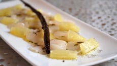 Carpaccio de Saint-Jacques à la vanille et ananas