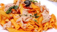 Penne au thon, tomates et basilic