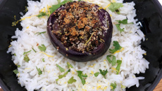 Oignons rouges farcis à l'agneau coriandre et citron