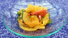 Chiffonnade de kaki persimon aux crevettes, vinaigrette à la mandarine