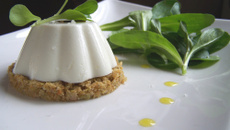 Panna cotta de brebis sur sa croûte aux olives vertes