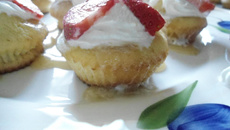 Mini-muffins aux fraises sauce caramel