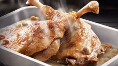 Confit de canard et sa sauce aux cèpes