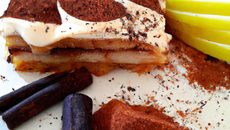 Tiramisu chocolat et poires pochées au Gewurztraminer et aux épices