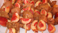 Brochettes de dinde aux pêches de vigne et sésame