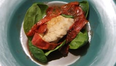 Ris de veau braisé, peaux de tomates croustillantes, jus acidulé