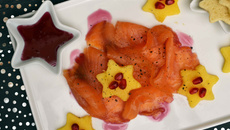 Saumon fumé, mangue et sirop de grenade