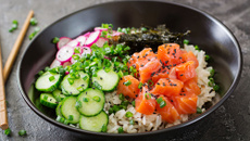 Poke bowl au saumon, radis, concombre et algues nori