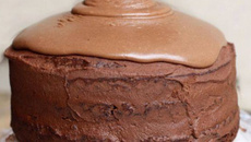 Gâteau tout chocolat avec sablé et biscuit