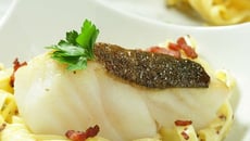 Pavé de flétan sauce moutarde et tagliatelles aux lardons