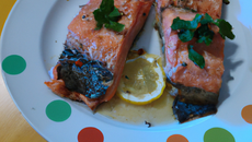 Côtelettes de saumon frais à l'andouille de Vire et au beurre rouge