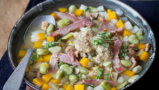 Bûcheronne  (« minestrone de la forêt » avec pesto brun de champignons, châtaignes et fèves, légumes d’hiver, lard)
