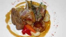 Agneau de lait des Pyrénées cuit au sautoir façon basquaise, petits légumes de saison