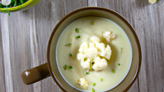 Velouté de choux fleur, chèvre frais et huile de noisette
