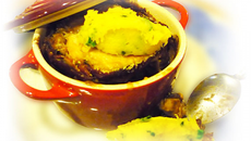 Mignon de porc en mini-cocotte, confis d'oignons et purée de courge Patidou au persil frais