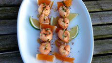 Brochettes de saumon et de crevettes marinées à la sauce gingembre soja