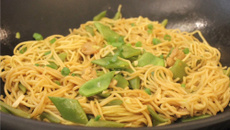 Nouilles chinoises sautées aux haricots plats