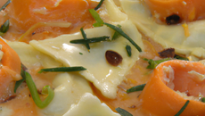 Raviolis à la ricotta en sauce au saumon, orange et pignons