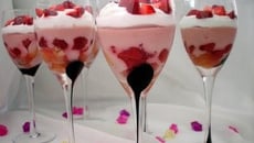 Trifles de fraises à la rose et chocolat blanc