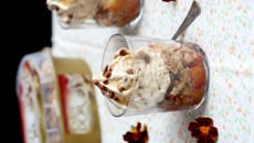 Verrines de crumble de nectarines & crème glacée Carte d'Or® façon glacier vanille et noix de pécan