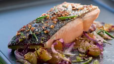 Dos de saumon doré au poivre, romarin et marrons