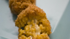 Croquette de risotto safrané, cœur coulant de mozarrella