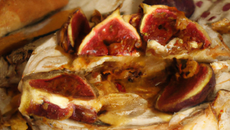 Camembert rôti aux figues et aux pignons de pain