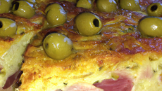 Cake poireaux, dés de jambon, olives