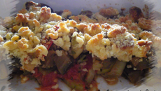 Crumble aux légumes d'été saupoudré de parmesan