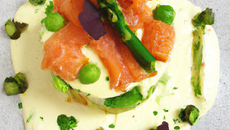 Tartare de saumon et espuma d'asperges
