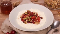 Cerises poêlées, yaourt de brebis et granola maison