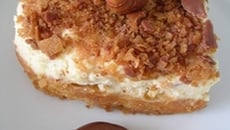 Mousse de noisettes et mirabelles pochées au sirop d'érable sur sablé à la vanille