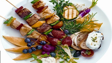 Les brochettes de poulet sur petite salade bio