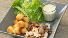 Poulet fermier, fricassée de champignons et ses pommes noisettes, sauce roquefort