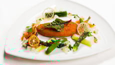 Escalope de poulet pané classique, farandole de légumes, condiment d'une grenobloise