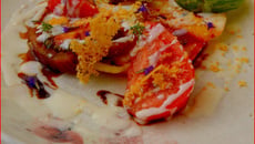 Tomates au lait de parmesan, balsamique et herbes et herbes du jardin