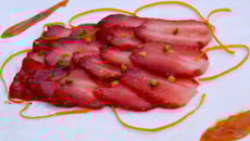 Carpaccio de fraise Guariguettes, caramel à l'orange