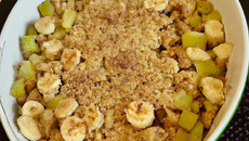 Crumble aux pommes, bananes et poires