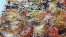 Pizza au thym et aux trois fromage