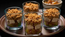 Verrines de foie gras, compotée de pommes et crumble de pain d'épice