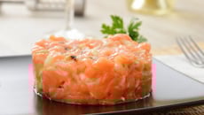 Tartare de saumon frais rehaussé de saumon fumé