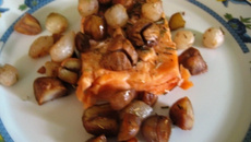 Saumon aux châtaignes et oignons grelots