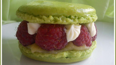 Macaron lemon curd, framboise, confitures de fraises et chocolat blanc