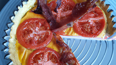 Quiche tomatée aux lardons et bleu