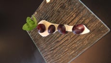 Raisin tout court et son trait de sauce orangée par Morgan