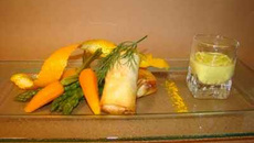 Croustillants de saumon à la vapeur d'aneth, asperges vertes et jeunes carottes curcuma orange
