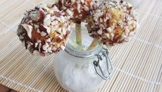 Cake pops roquefort, piment d'Espelette, enrobés d'éclats de noisettes et miel