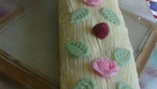 Bûche gourmande pistache, framboise et chocolat blanc