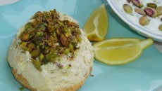 Terrine de poisson aux pistaches et sauce aux herbes